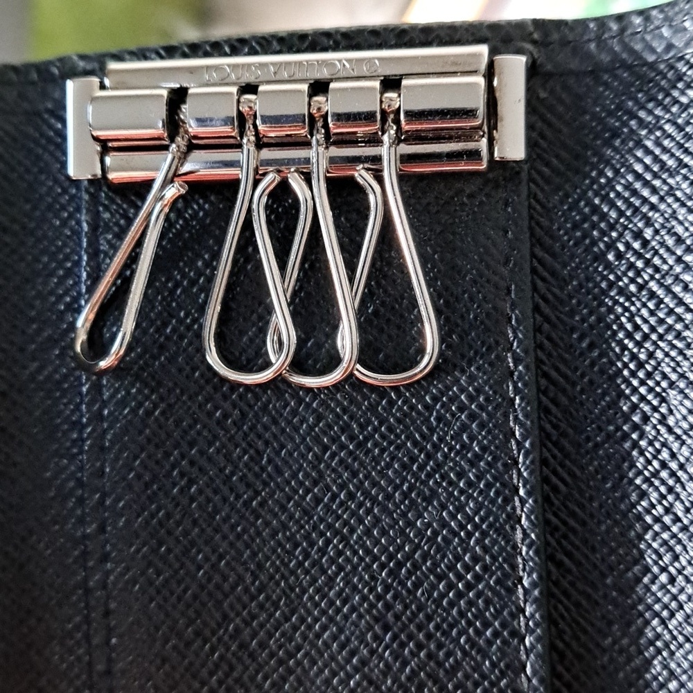 Louis Vuitton Taiga 4 Key Holder EUC - Picture 5 of 13